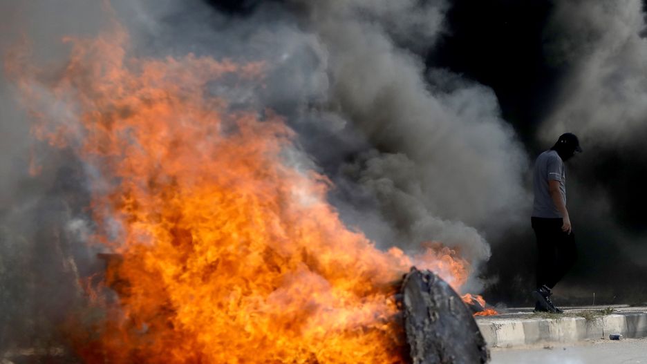 A Palestinian seeks cover during clashes with Israeli forces in the West Bank city of Nablus, 13 October 2023. According to the Palestinian Ministry of Health, 11 people were killed in the West Bank towns on 13 October. More than 1,700 Palestinians have been killed in the Gaza Strip and over 7,300 others injured, according to the Palestinian Ministry of Health, after Israel started bombing the Palestinian enclave in response to attacks carried out by the Islamist movement Hamas on Israel from the Gaza Strip on 07 October. EPA/ALAA BADARNEH Dostawca: PAP/EPA.