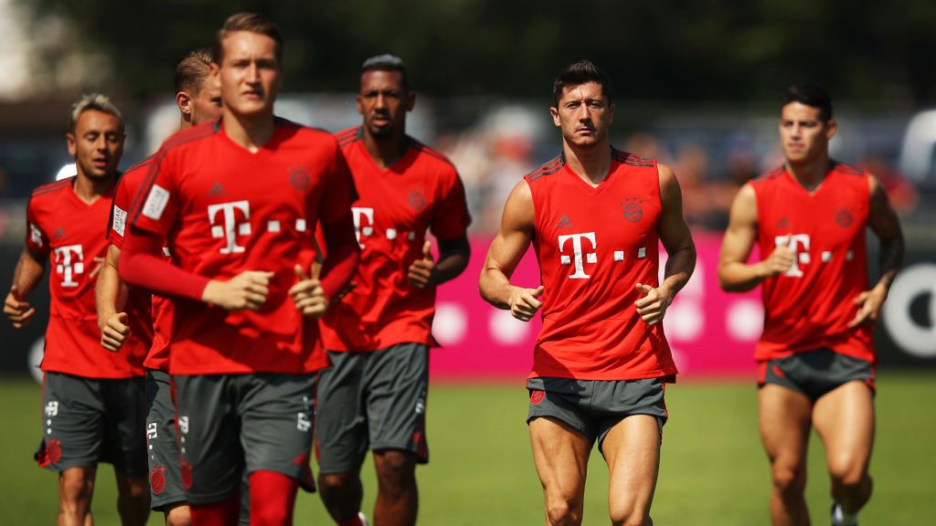 Zdjęcie okładkowe artykułu: Getty Images / Adam Pretty/Bongarts / Trening Bayernu Monachium, Robert Lewandowski drugi od prawej