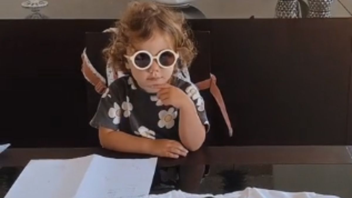 Dwulatka podpisała kontrakt z ojcem