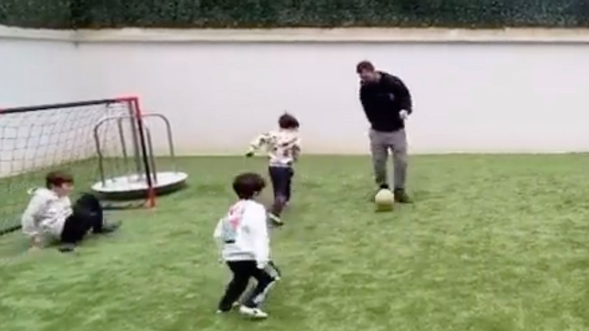 Lionel Messi podczas gry z dziećmi