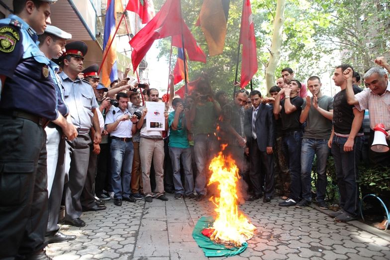 Węgry rozwścieczyły Ormian. Spalili flagę