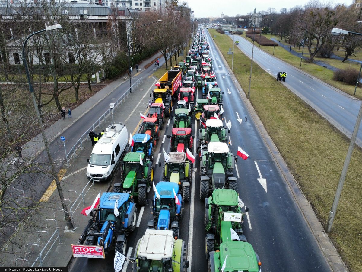 Ciągniki na ulicach Warszawy. Rolnicy zablokowali ważną arterię 