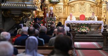 Kielce: Msza Święta w Bazylice Katedralnej z okazji 300-lecia I Liceum Ogólnokształcącego imienia Stefana Żeromskiego. Padły ważne słowa