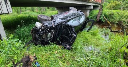Auto spadło z mostu. Kierowca sam z niego wyszedł