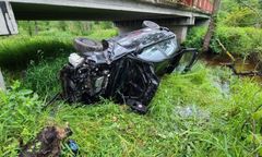 Auto spadło z mostu. Kierowca sam z niego wyszedł