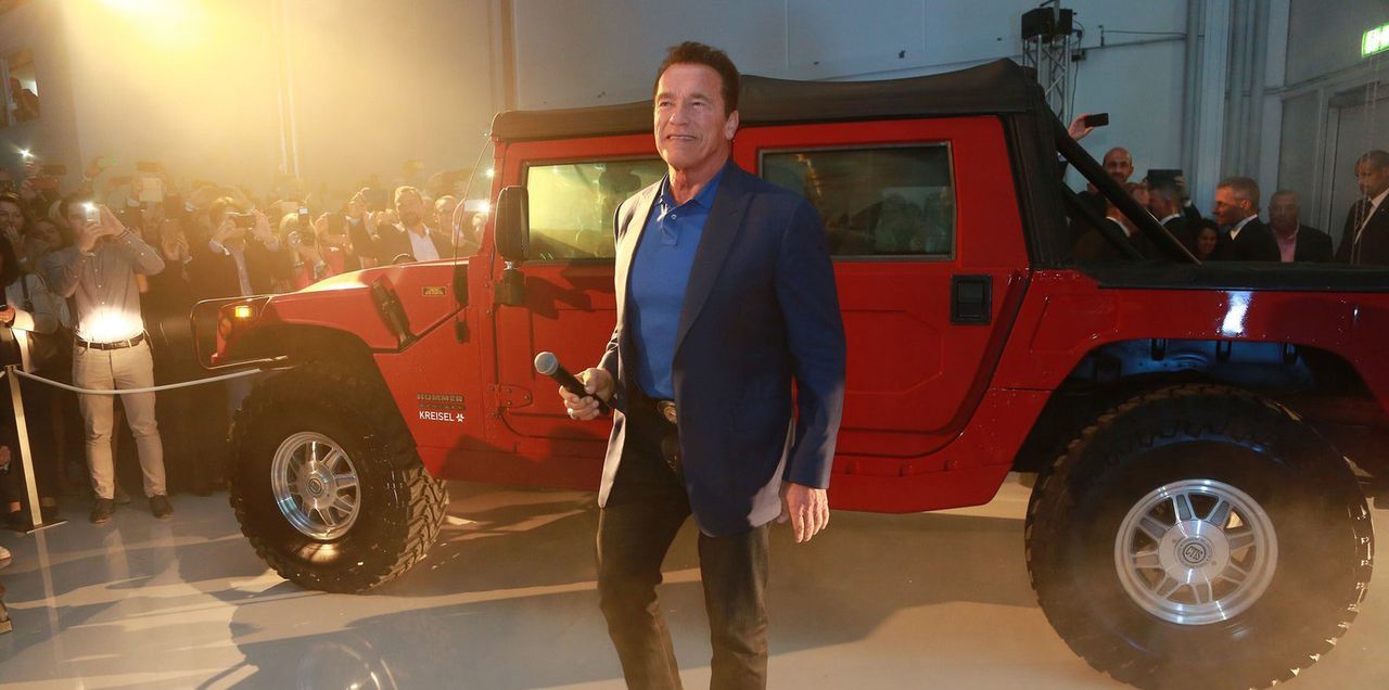 Arnold Schwarzenegger i elektryczny Hummer Kreisel Electric.