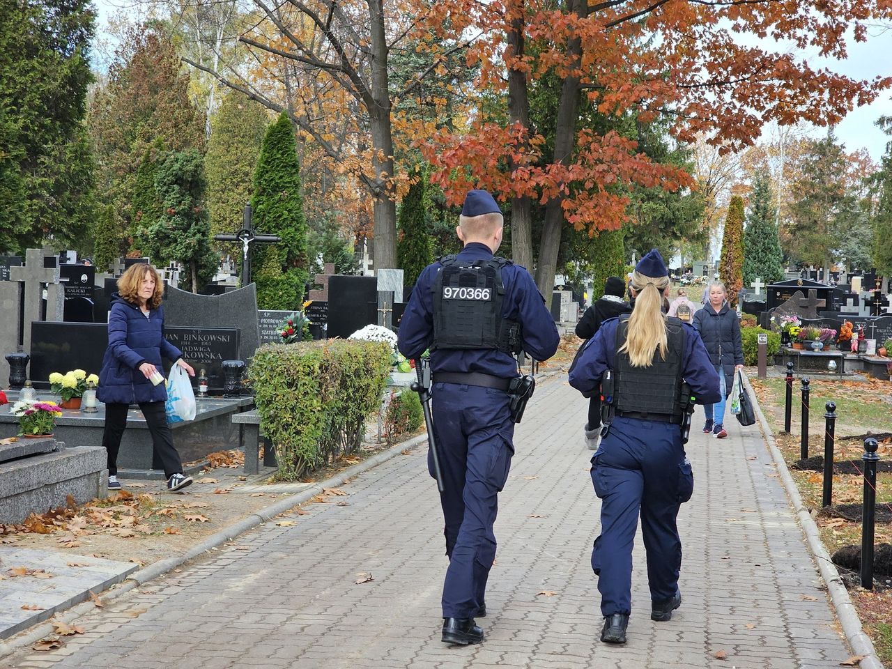 Polacy ruszyli. Spory ruch na warszawskich cmentarzach