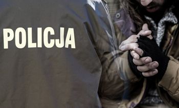 Nękali bezdomnych. Dwóch policjantów wydalonych ze służby