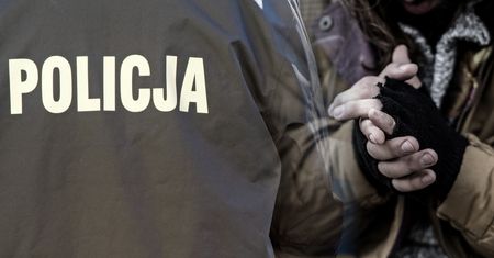 Nękali bezdomnych. Dwóch policjantów wydalonych ze służby