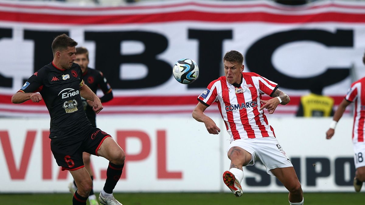 PAP / PAP/Łukasz Gągulski / Patryk Makuch (Cracovia) walczy z Tarasem Romanczukiem (Jagiellonia)