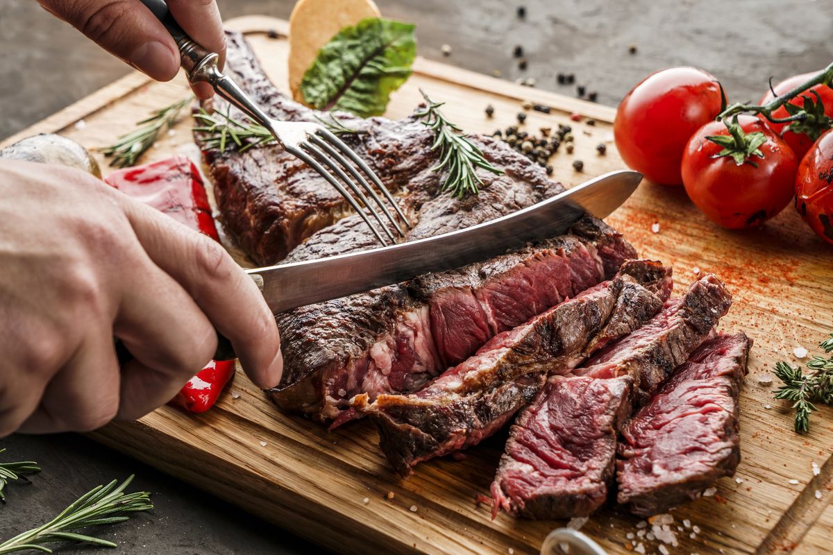 Mięso na stek powinno być dobrej jakości i zawierać tłuszczowe przerosty 