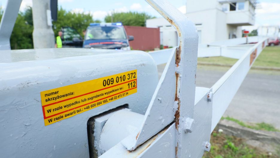 Żółte naklejki na przejazdach kolejowych