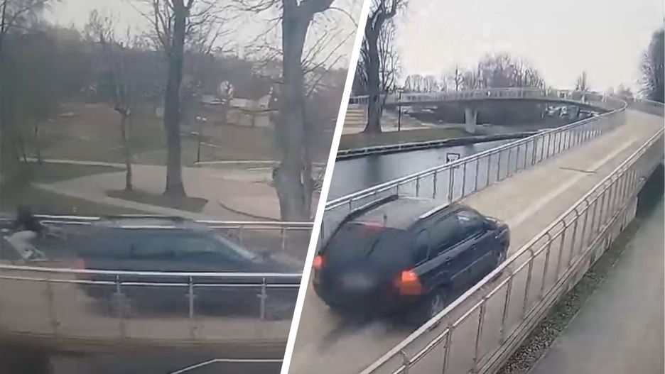 Kobieta jechała kładką dla pieszych