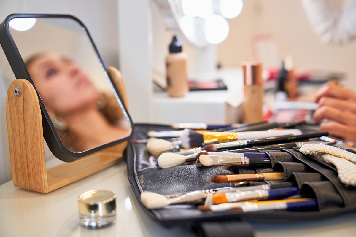 Jak zrobić makijaż po 50-tce? Sekrety promiennej cery