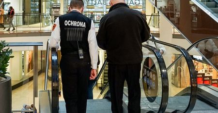 Jest ochroniarzem w galerii. "13-14-latkowie mają ze sobą noże"