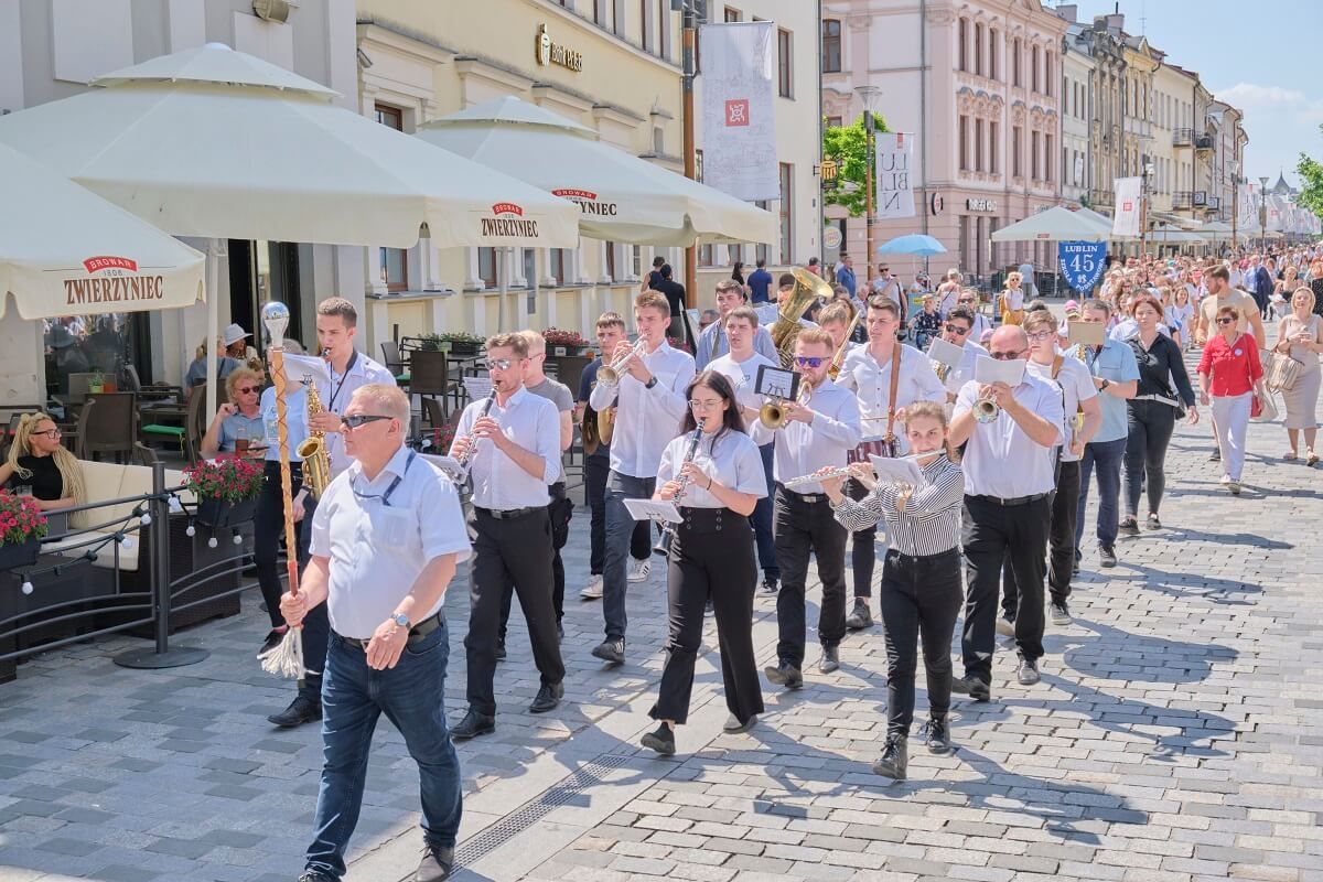 Przemarsz uczestników Lubelskiego Dnia Integracji Dzieci i Młodzieży Wielu Kultur na Stare Miasto