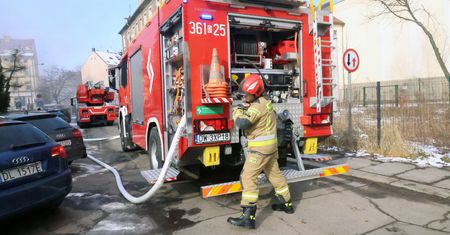 Pożar w mieszkaniu przy ulicy Jasińskiego w Legnicy. Dwoje dzieci trafiło do szpitala