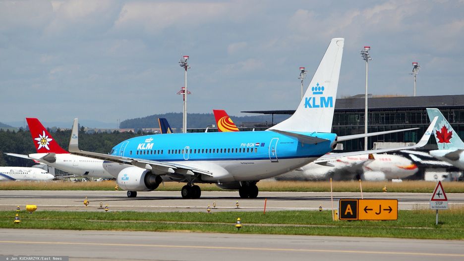 Mi?dzynarodowy port lotniczy Zurich - KlotenPHOTO: JAN KUCHARZYK/EAST NEWS  ZURICH / SZWAJCARIA  31/07/2012  LOTNISKO ZURICH - KLOTEN . N/Z: SAMOLOT BOEING 737 LINII KLM NA PASIEJAN KUCHARZYK