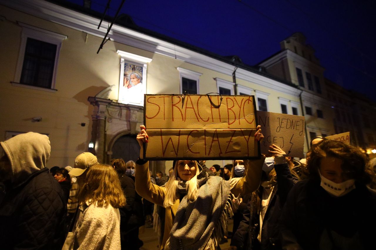 Protesty po śmierci 30-letniej Izy. Tysiące osób w Krakowie. Tłumy przed kurią