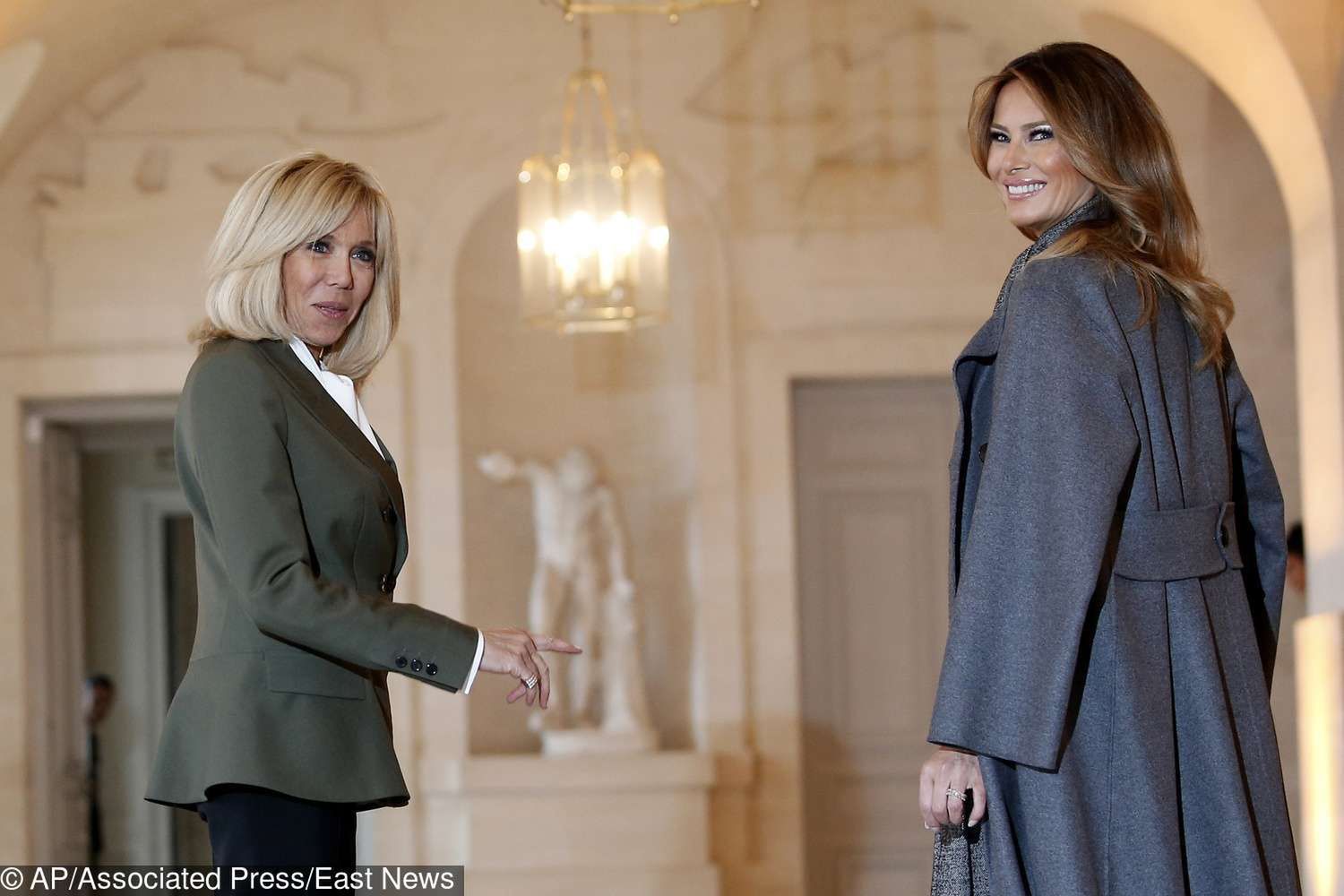 Melania Trump i Brigitte Macron w Wersalu na uroczystym lunchu