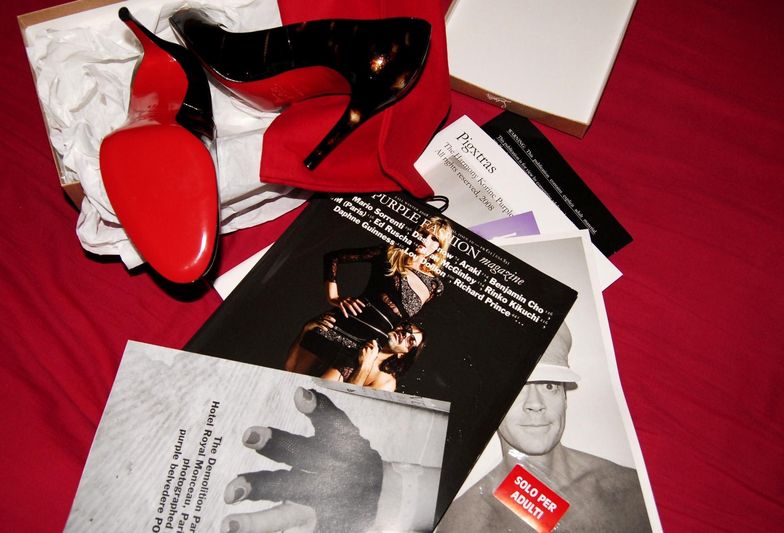 Louboutin od 1992 r. produkuje buty z czerwoną podeszwą.