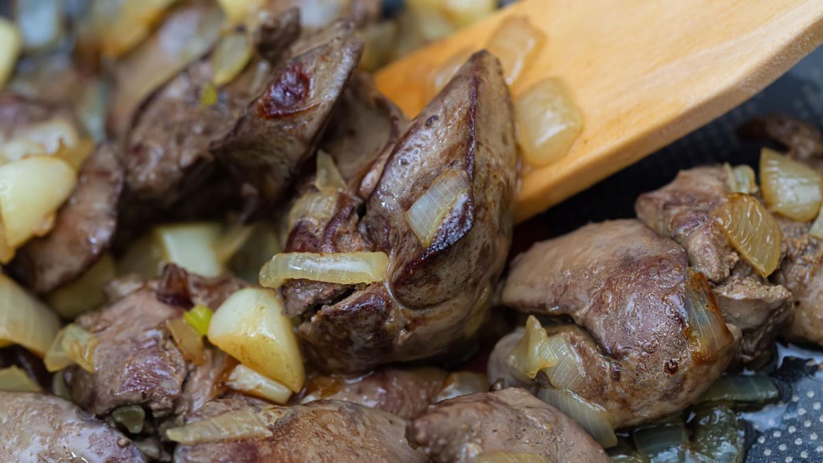 Wątróbka wyróżnia się bardzo wysoką zawartością witaminy A w formie aktywnego retinolu.