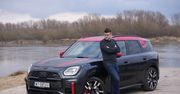 Test wideo: MINI Countryman JCW – sześć koni mniej i jeden piesek więcej
