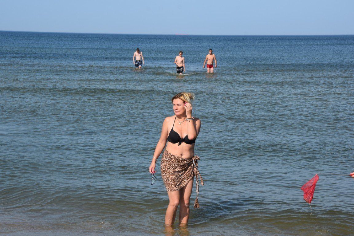 Upalna pogoda ściągnęła do Łeby plażowiczów