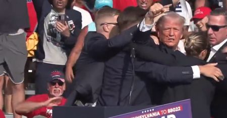 Krążą teorie spiskowe wokół zamachu na Trumpa. Ekspert wyjaśnia