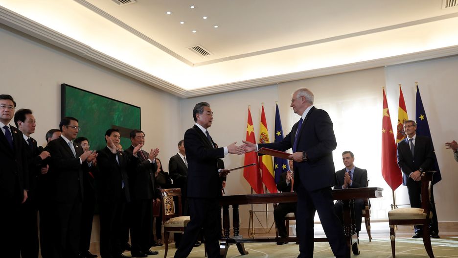 Chiński prezydent Xi Jinping i Josep Borrell