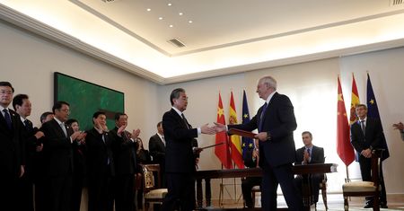 Działo się w poniedziałek w nocy. Europa dogaduje się z mocarstwem. Zadzwonił telefon