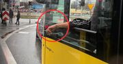 Zdjęcie kierowcy autobusu wywołało burzę. Ekspert: "Kategorycznie zabronione"
