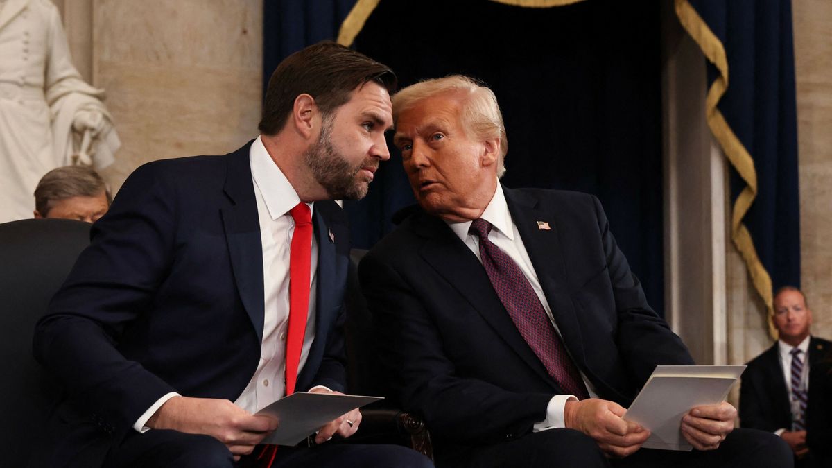 Zaprzysi??enie Donalda Trumpa na 47. prezydenta USA
US Vice President-elect former Sen. J.D. Vance (R-OH) and US President-elect Donald Trump arrive to attend the inauguration of US President-elect Donald Trump in the Rotunda of the US Capitol on January 20, 2025 in Washington, DC. Donald Trump takes office for his second term as the 47th president of the United States. (Photo by Chip Somodevilla / POOL / AFP)
CHIP SOMODEVILLA