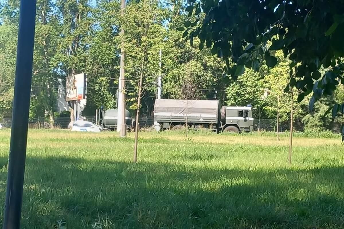 Policja i saperzy przy starym moście na al. Andersa