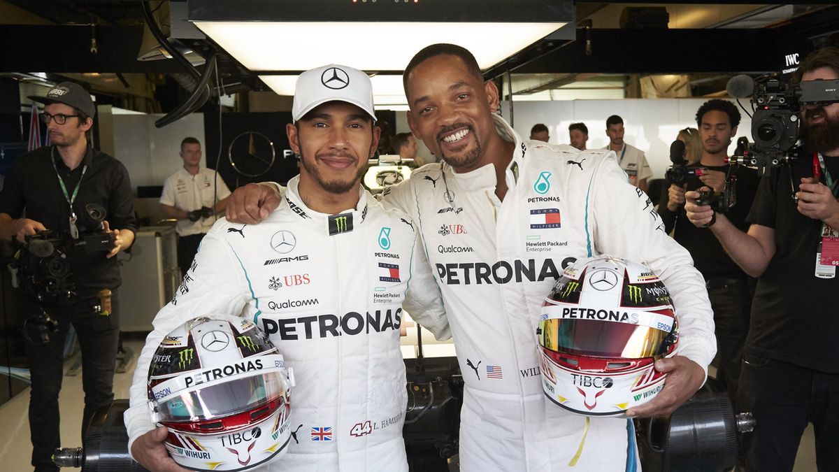 Zdjęcie okładkowe artykułu: Materiały prasowe / Mercedes / Na zdjęciu: Lewis Hamilton (po lewej) i Will Smith (po prawej)