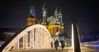 Poznań: Świąteczne iluminacje na Ostrowie Tumskim. Most Jordana i plac przed Katedrą zachwycają