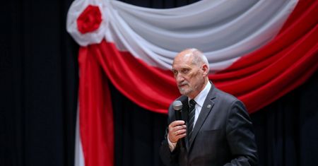 Szokująca okładka "Gazety Polskiej". Cezary Tomczyk reaguje. Mocne słowa o Macierewiczu