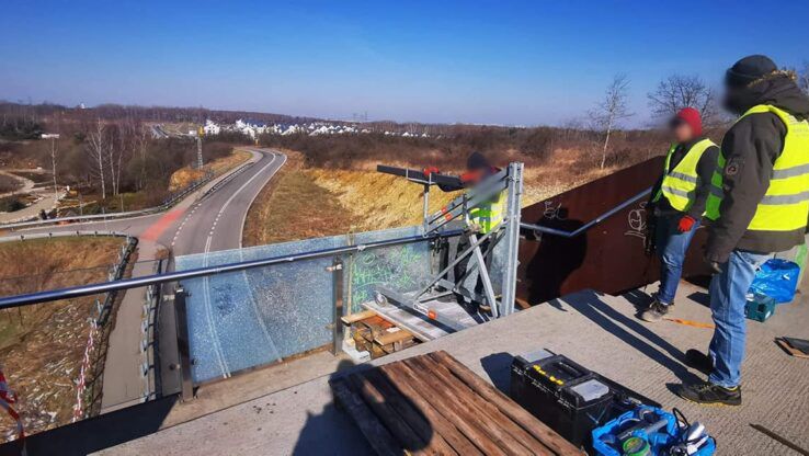 Zniszczona kładka to kolejny akt wandalizmu w mieście