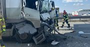 Poważne zderzenie trzech pojazdów na trasie S8. Kierowca ciężarówki był zakleszczony