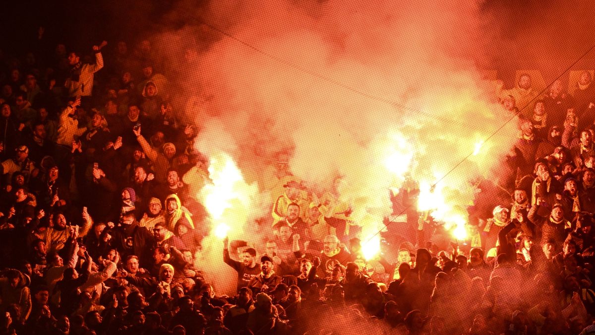 Getty Images / Na zdjęciu: kibice podczas derbów Stambułu