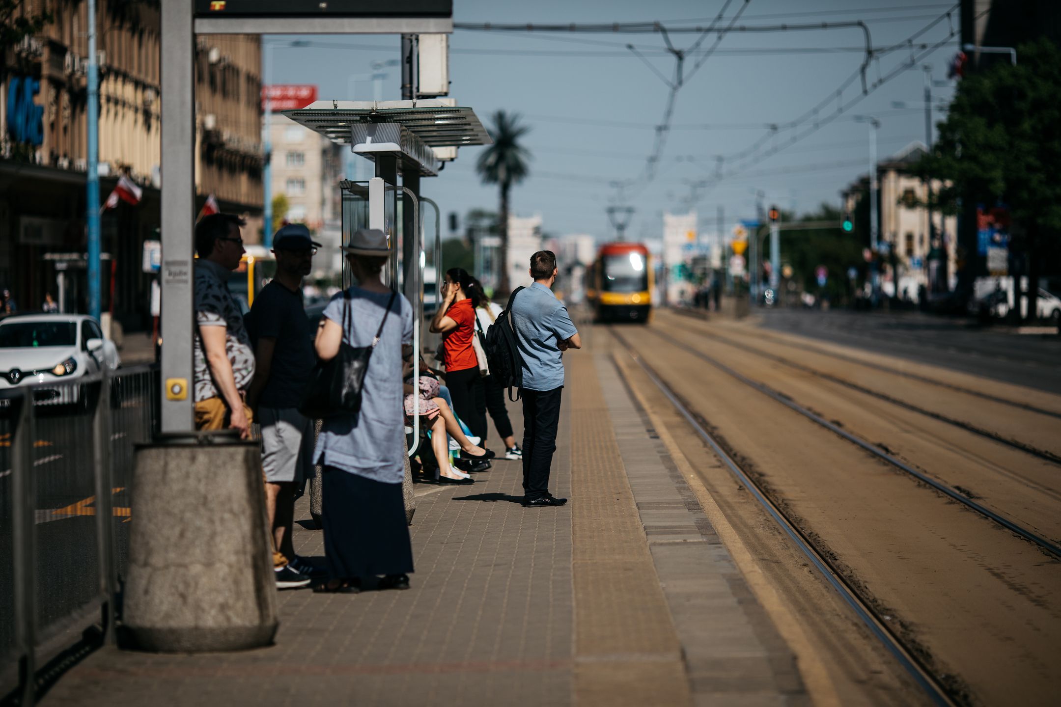 wpwiado przystanek tramwaj warszawa podróżni tory tramwajowe