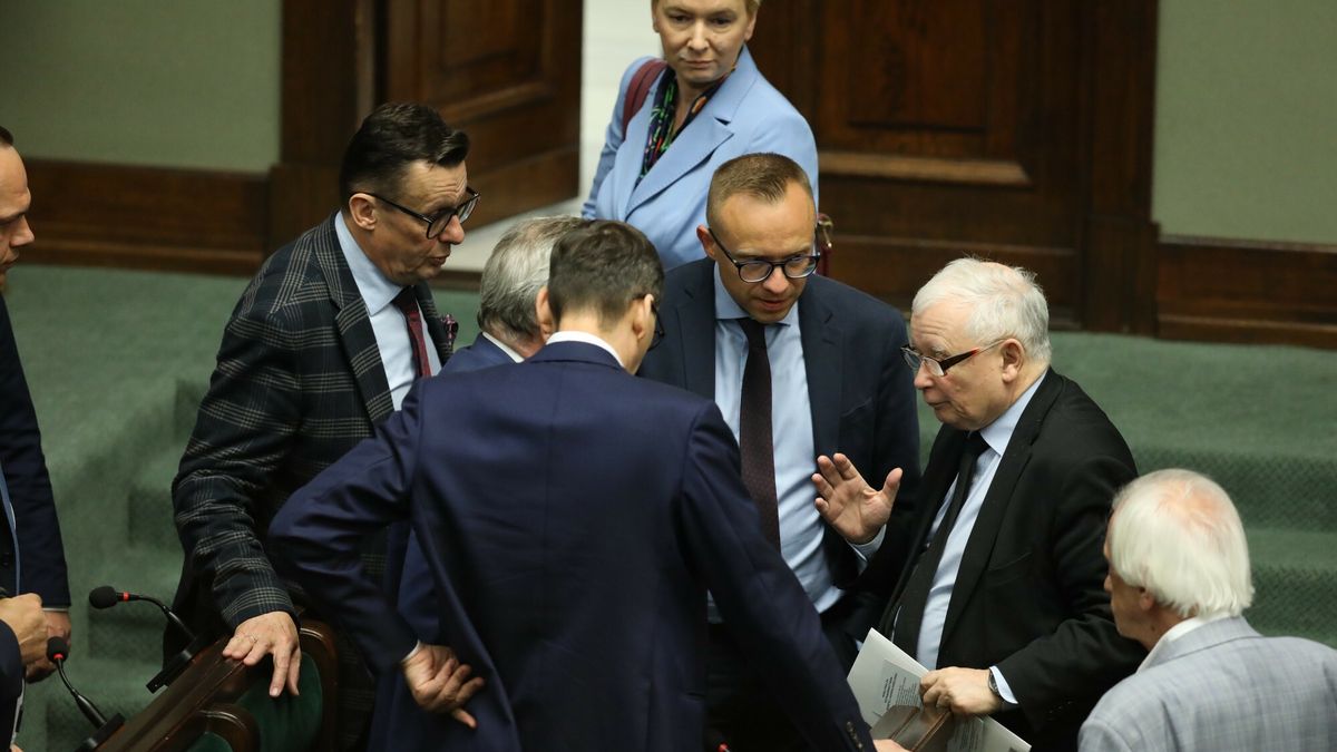 56. posiedzenie Sejmu IX kadencji
09.06.2022 Warszawa 56. posiedzenie Sejmu IX kadencji 
fot. Tomasz Jastrzebowski/REPORTER
n/z: Mateusz Morawiecki, Artur Sobon, Jaroslaw Kaczynski, Marek Ast, Ryszard Terlecki
Tomasz Jastrzebowski/REPORTER