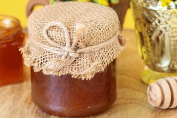 Seniorzy powinni sięgać po ten miód. Wzmacnia organizm i poprawia krążenie