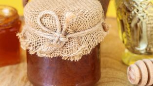 Seniorzy powinni sięgać po ten miód. Wzmacnia organizm i poprawia krążenie