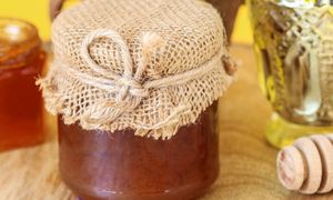 Seniorzy powinni sięgać po ten miód. Wzmacnia organizm i poprawia krążenie