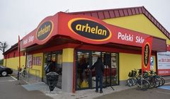 Arhelan otwiera sklepy pod Warszawą, Zenek Martyniuk w reklamie (wideo)