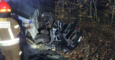 Przyczepa z węglem uderzyła w auto osobowe. Trzy osoby nie żyją