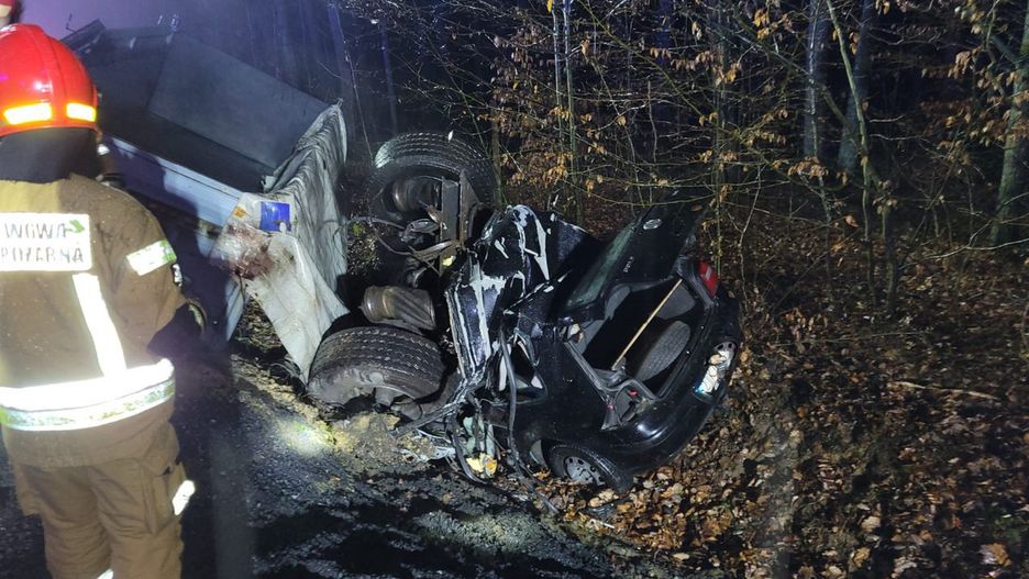 Przyczepa z węglem uderzyła w auto osobowe.