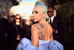 Lady Gaga leży w wannie. Poza nie jest przypadkowa