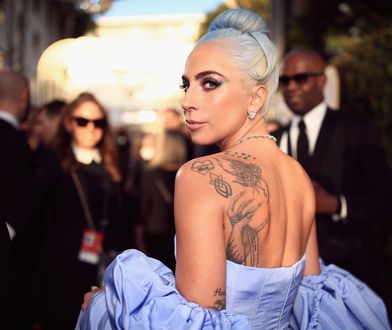Lady Gaga leży w wannie. Poza nie jest przypadkowa